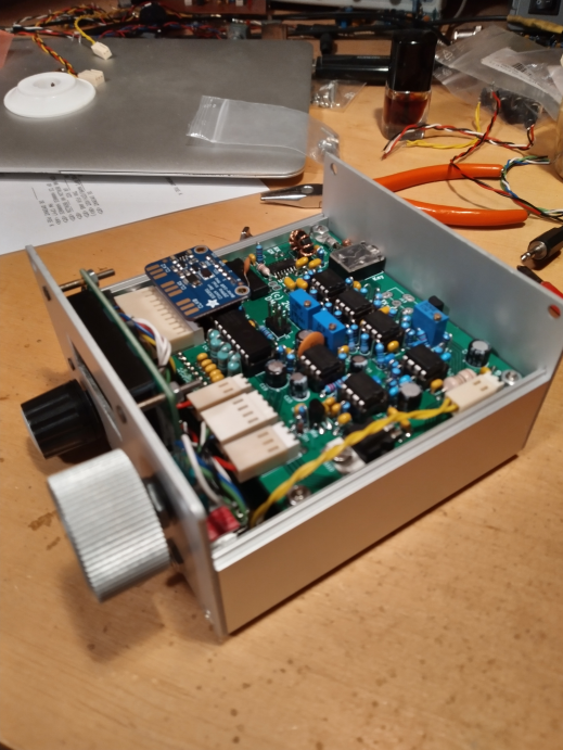 Finished CW QRP TRX inside the small Fischer chassis.
